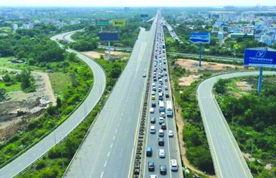 拓寬本市-隆城-油曳高速至 8 條車道