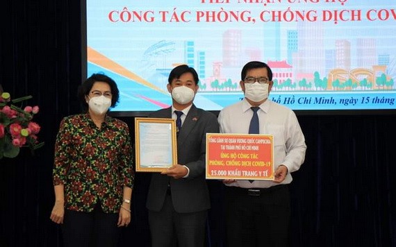 蘇氏碧珠主席(左)接收柬埔寨總領事捐贈物品。