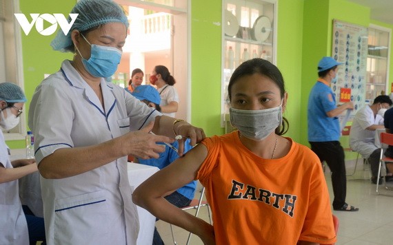 芒街市的一名女性在接種新冠疫苗。（圖源：VOV）