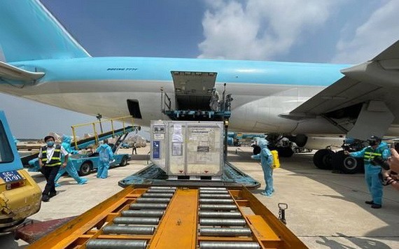 7月15日上午，最多的一批阿斯利康新冠疫苗抵達新山一機場。（圖源：VNVC）