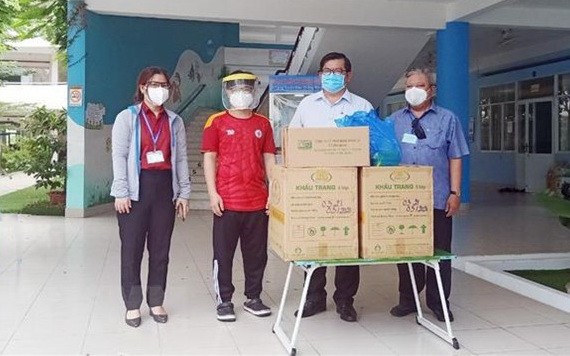 市越南祖國陣線委員會主席蘇氏碧珠（右四）向各捐助單位頒授感謝狀。（圖源：市越南祖國陣線委員會）