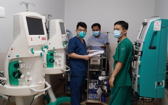 新冠肺炎重症監護醫院醫生在準備必要醫療設備。（圖源：大水鑊醫院）