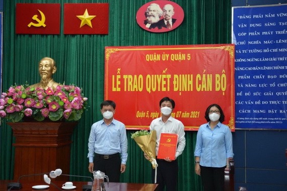 第五郡領導祝賀華人幹部郭忠孝(中)出任第九坊黨委書記。