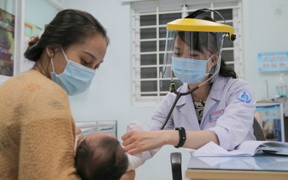 第一兒童醫院給病童診病。