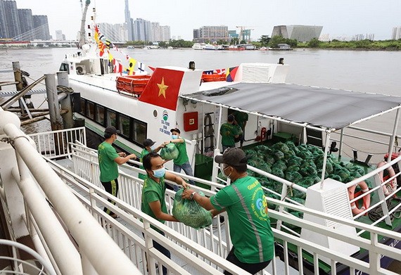 一艘滿載新鮮果蔬的高速艇停靠在白藤碼頭岸邊卸貨。（圖源：月兒）