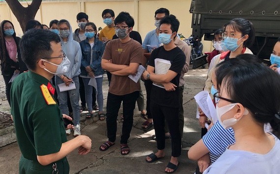 學生們得到指引在檢測室的防護工作。