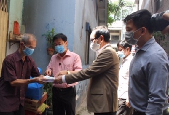 萬盛發集團代表張豐裕先生（左三）在疫情爆發期間關愛堤岸華人貧困同胞。