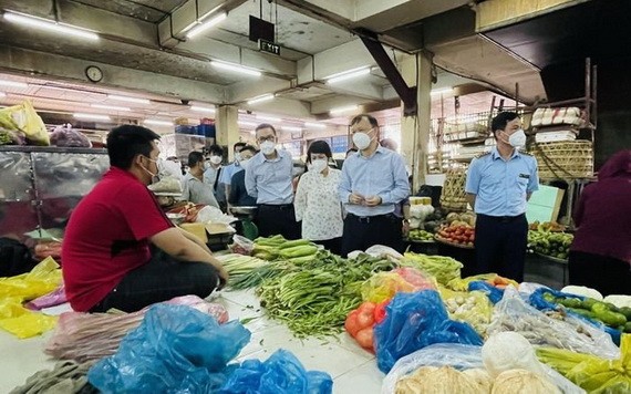 工商部領導檢查本市街市的活動情況。（圖源：黃雪）
