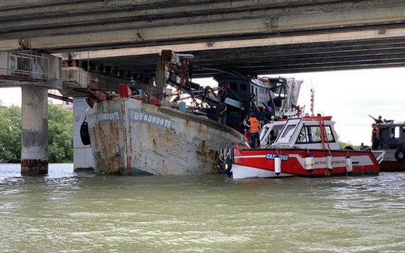 成功解救卡於橋底漁船
