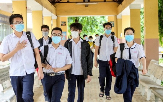 圖為本市第一次高中畢業試考生進入考場一景。（圖源：月兒）