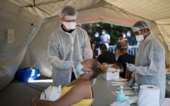 法國馬賽，一名婦女在接受新冠肺炎檢測。（圖源：互聯網）