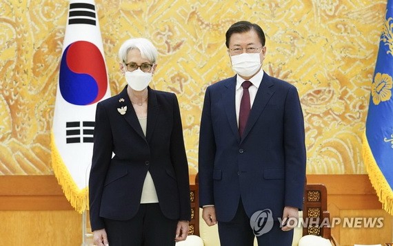7月22日，在青瓦台，總統文在寅（右）接見到訪的美國國務院常務副國務卿溫蒂‧謝爾曼。（圖源：韓聯社