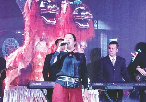 麗梅在舞台上演出。