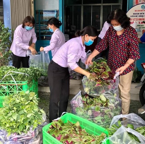 婦女會會員在為隔離區居民準備食品以送上門。