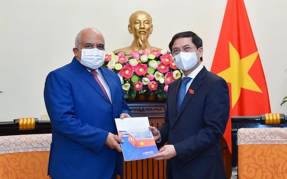 外交部長裴清山（右）向古巴大使奧蘭多‧尼古拉斯‧斯吉倫贈送紀念品。（圖源：嘉寶）