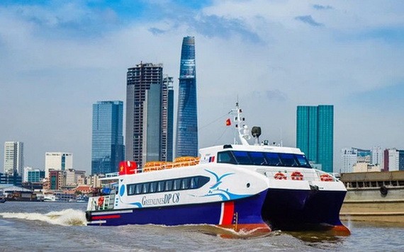 運送商品的高速艇從西區各省直通本市。