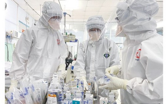 第十郡徵王醫院醫生們給重症確診病例治療。