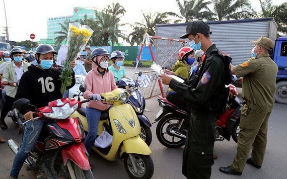 職能機關在檢疫站檢查個人車輛。