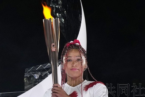 女子網球四大滿貫4冠選手大阪直美擔任了萬眾矚目的點燃聖火台的火炬手。（圖源：共同社）