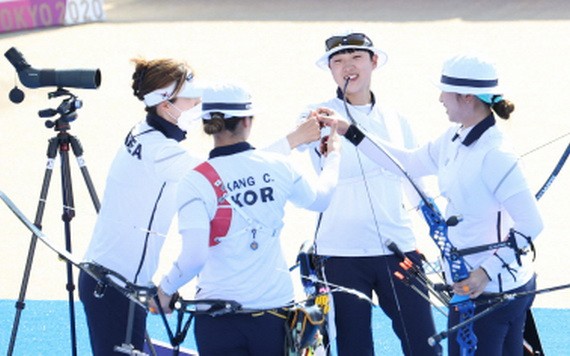 韓女子神箭手祝賀勝利。（圖源：韓聯社）