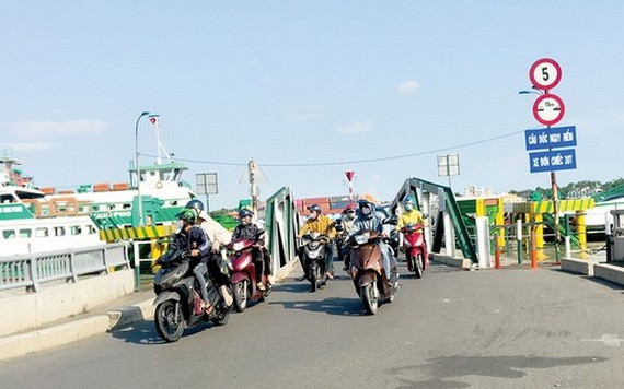 乘客、車輛與日俱增，導致桔萊渡輪超負荷。