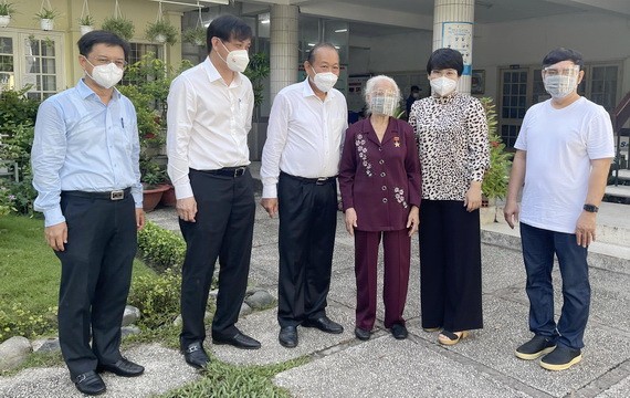 政府常務副總理張和平(左三)親切問候越南英雄母親武氏歲。