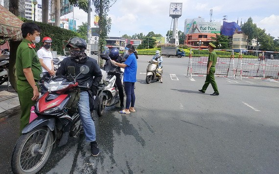 第一郡阮秉謙街的交通管制崗。