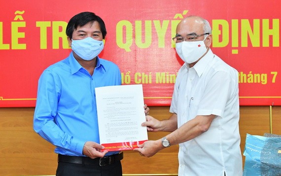 市委宣教處主任潘阮如奎（右）向曾友鋒同志頒授委任《決定》。
