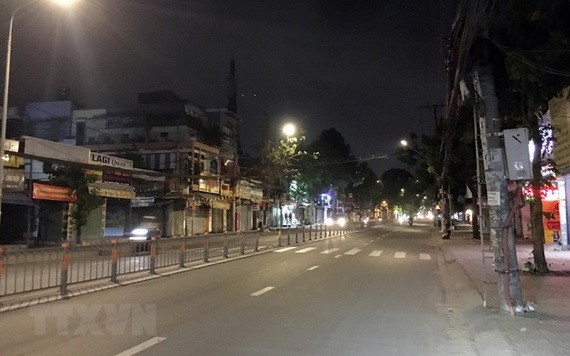 自昨(26)日起，每天晚上6時至翌日6時全市實施宵禁，街道寂靜無人影。（圖源：越通社）