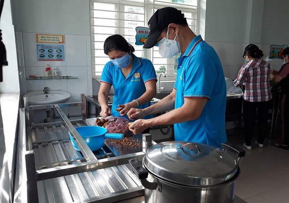 舊邑郡勞動聯團幹部參加做飯向貧困工人贈送。