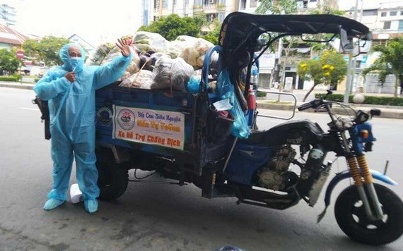 梁玉英晚上免費載運慈善物品送到疫區。