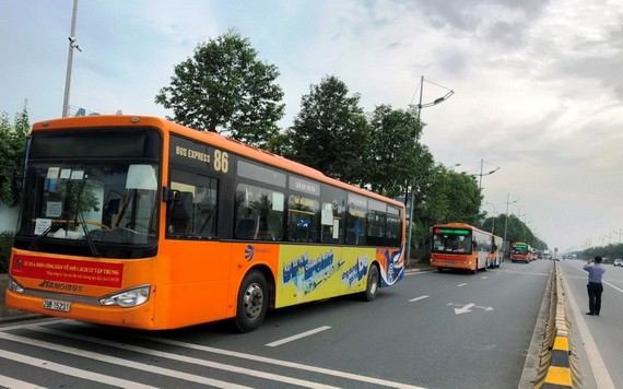 河內市特地安排專用車將來自疫區的乘客抵達內牌機場後送往集中隔離區。（圖源：越通社）