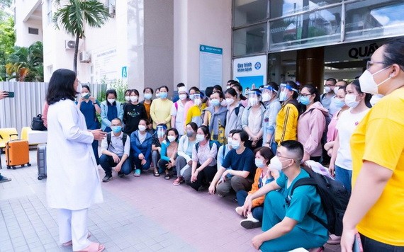 雄王醫院院長黃氏艷雪向醫務人員發出動員令。