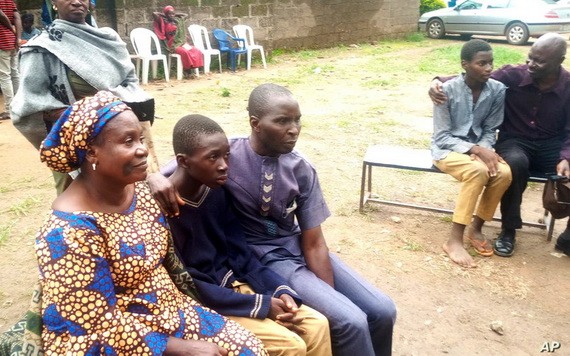 2021 年 7 月 25 日，家長與獲釋的學生重聚。（圖源：AP）