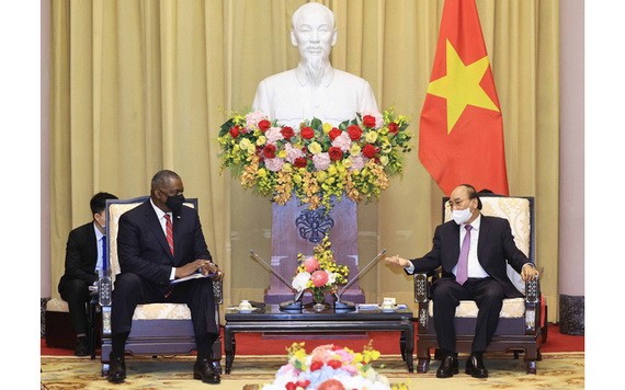 國家主席阮春福（右）接見美國國防部長勞埃德‧奧斯汀。（圖源: 越通社）