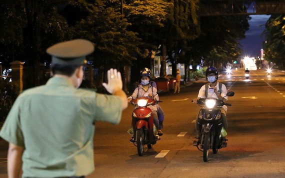 晚上6時後，職能力量在新平郡黃文樹街上的檢查站攔截外出人員進行檢查外出事由。（圖源：黃江）