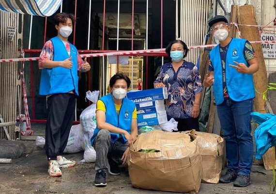 著名演員和協(右一)與伯勝(右三)將禮物 送給抗疫一線人員。