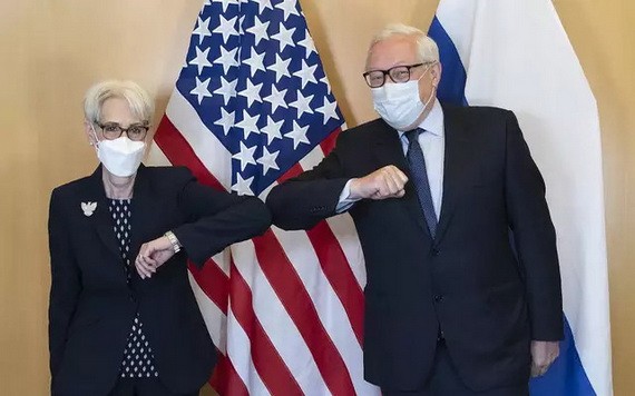 美國常務副國務卿舍曼（左）與俄羅斯外交部副部長里亞布科夫會面時互相碰肘致意。（圖源：AP）