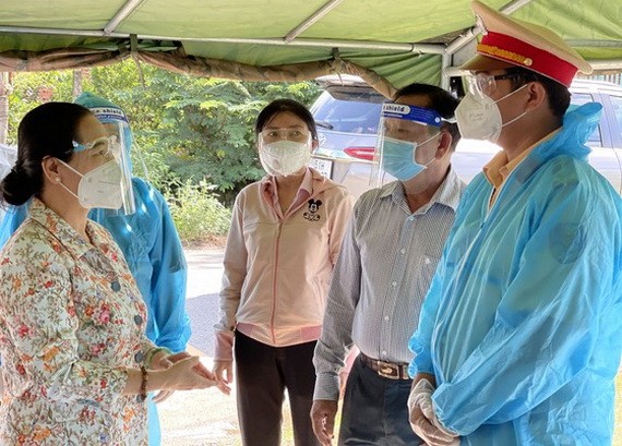 市人民議會主席阮氏麗（左一）慰問抗疫工作人員。（圖源：隆胡）