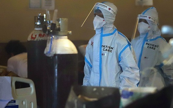 在印度新德里，衛生工作者在新冠臨時急診病房照顧病人。（圖源：聯合國）