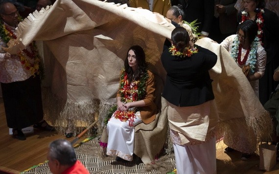 阿德恩出席儀式，為政府當年的行動道歉。（圖源: AP）