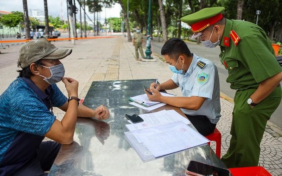 一名違規者（左）被開罰單。（圖源: PLO）