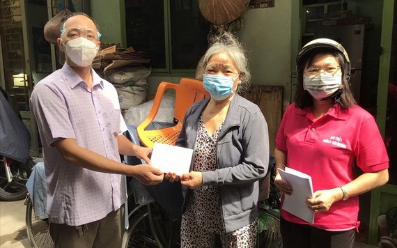 圖為本市一名貧困者（中）領取輔助金。（圖源：孟和）