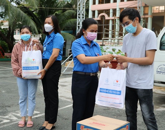 共青團守德市市委書記與副書記在從計劃組委會接收禮物之後，已親手向大學生發放。