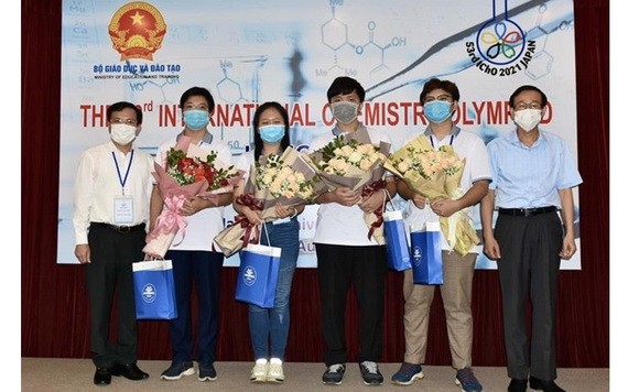 參賽的 4 名學生與老師合照。（圖源: 清雄）