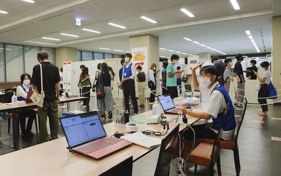 8月2日，日本東京青山學院大學的疫苗接種中心。（圖源：AP）
