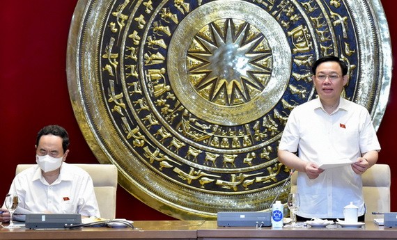 國會主席王廷惠（右）在會議上發言。（圖源：VOV）