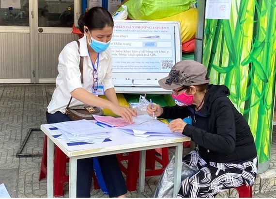 第五郡第四坊幹部向居民支付政策輔助金。