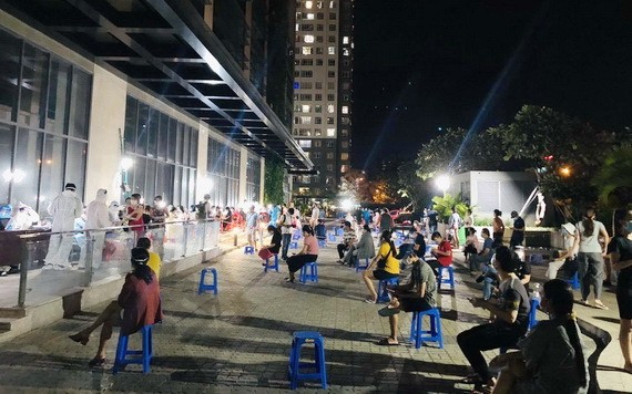 8月4日晚，在第八郡第五坊佳越公寓，當地居民等候接種新冠疫苗。（圖源：VTC）