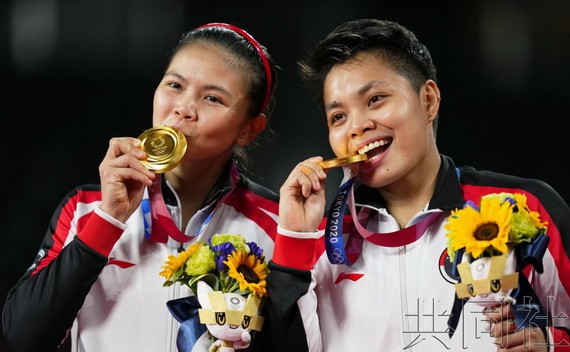 羽毛球女雙決賽冠軍波莉和拉哈尤。（圖源：共同社）